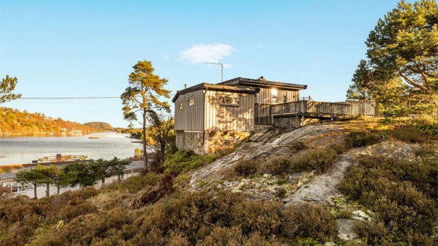 Tomten består også av noe naturtomt med fjellknauser, lyng og annen vegetasjon.