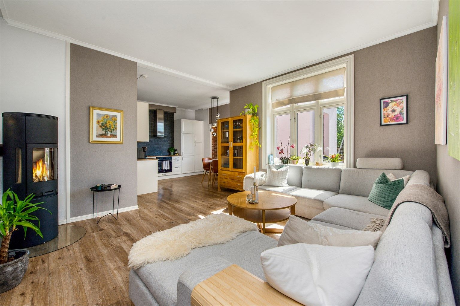 Leiligheten er lys, pen og har en fin planløsning. 