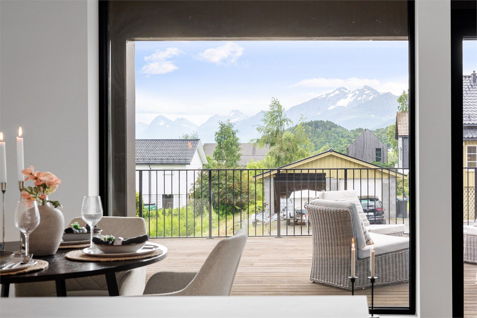 Fra stuen er det direkte utgang til en stor, sørvendt terrasse.