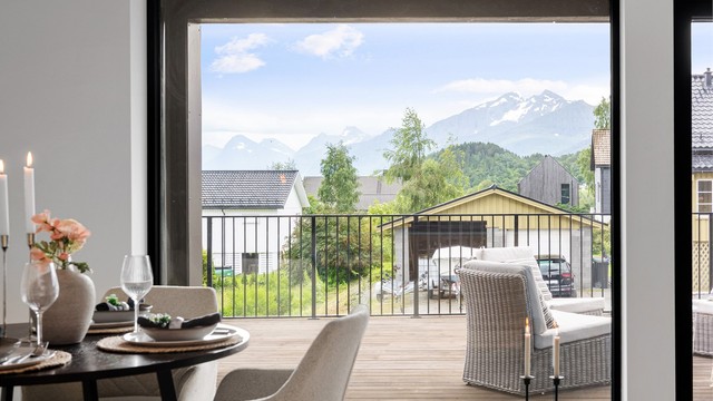 Fra stuen er det direkte utgang til en stor, sørvendt terrasse.