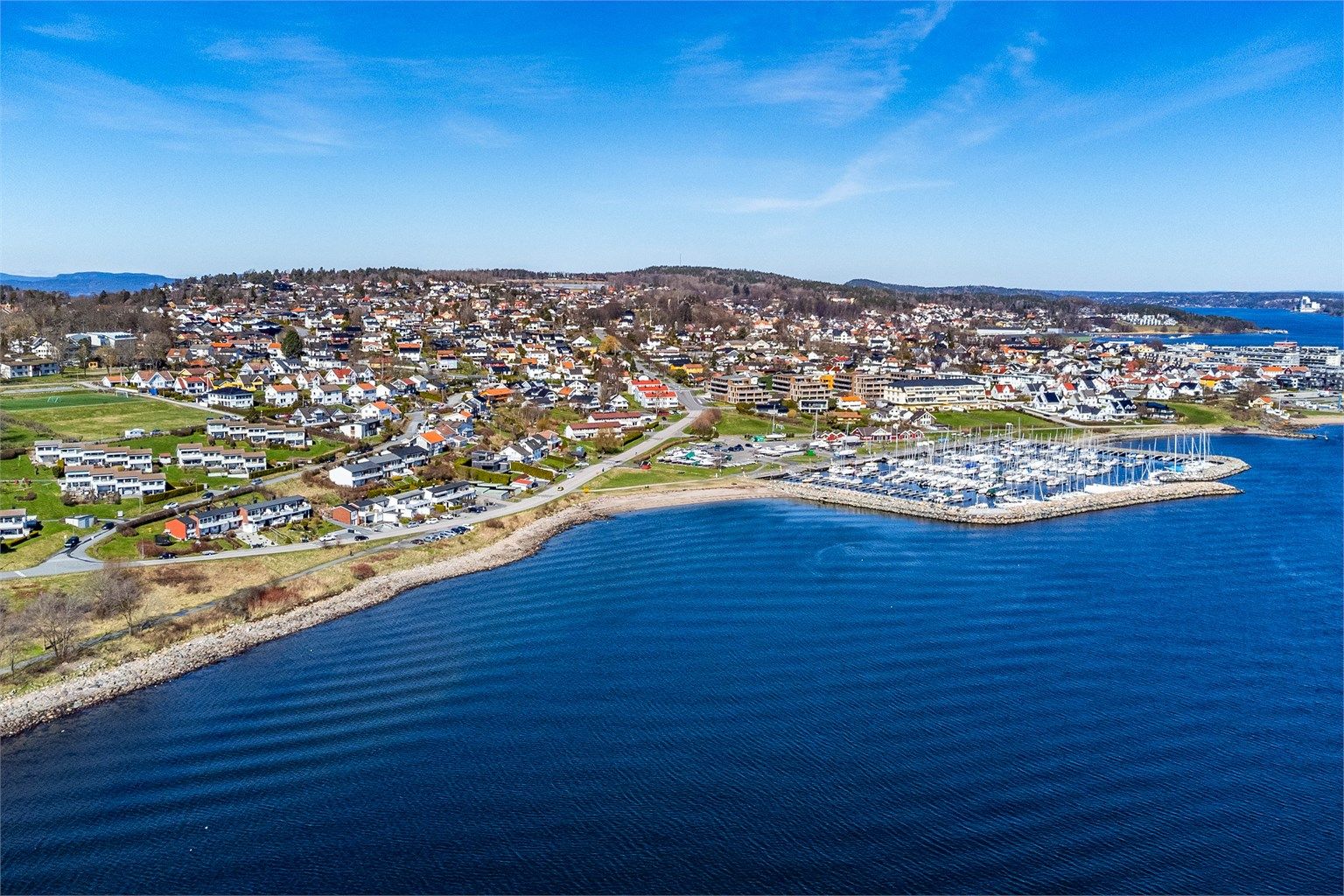 Barnehage og skole er lett tilgjengelig i nærmiljøet. Sentrum og togstasjon er innenfor gangavstand.