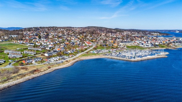 Barnehage og skole er lett tilgjengelig i nærmiljøet. Sentrum og togstasjon er innenfor gangavstand.