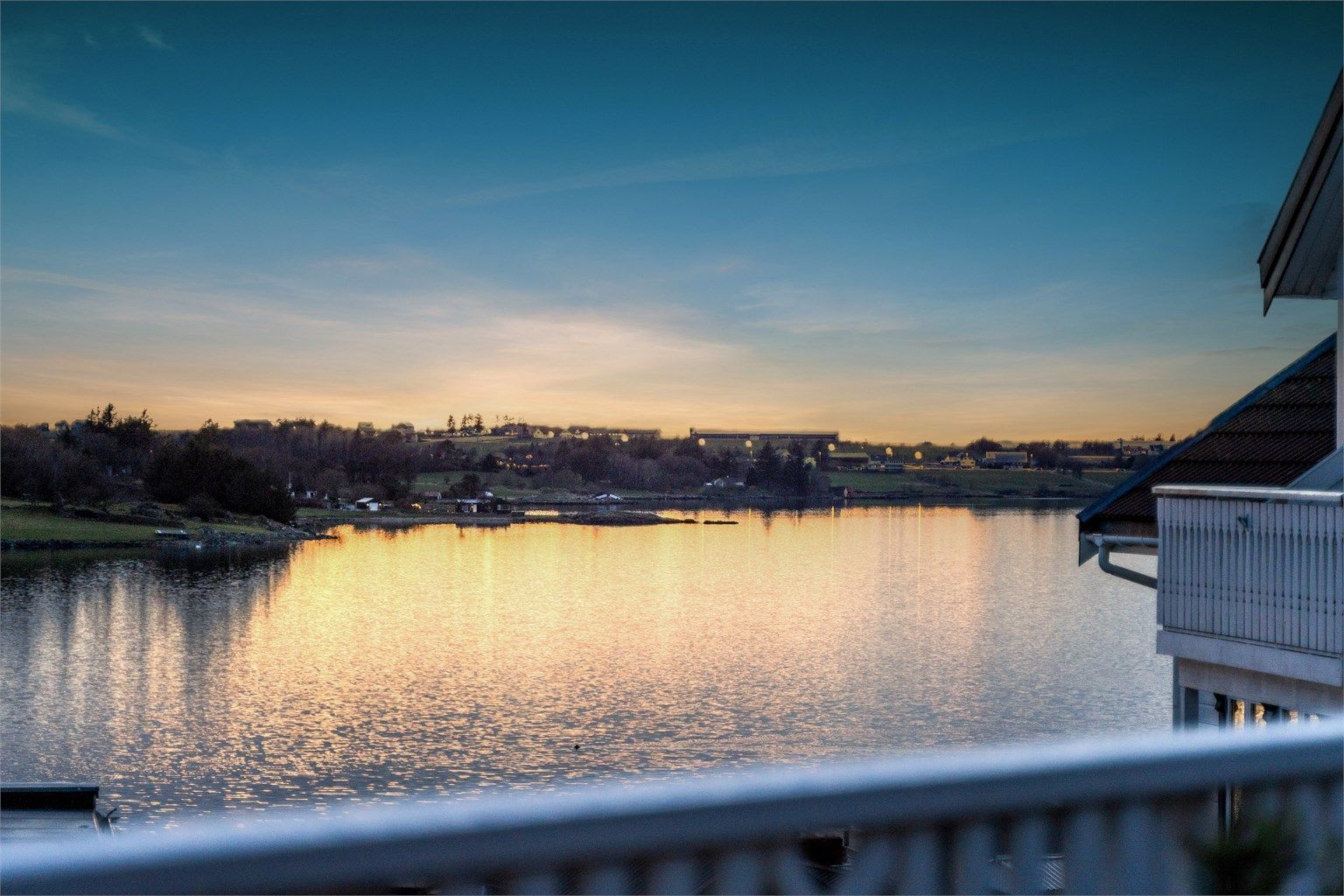 Sene kvelder kan nytes fra balkongen. 