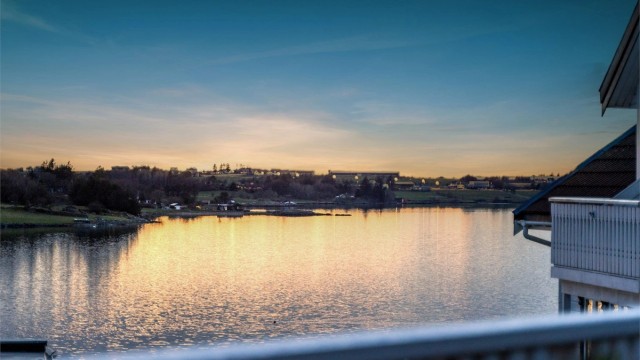 Sene kvelder kan nytes fra balkongen.