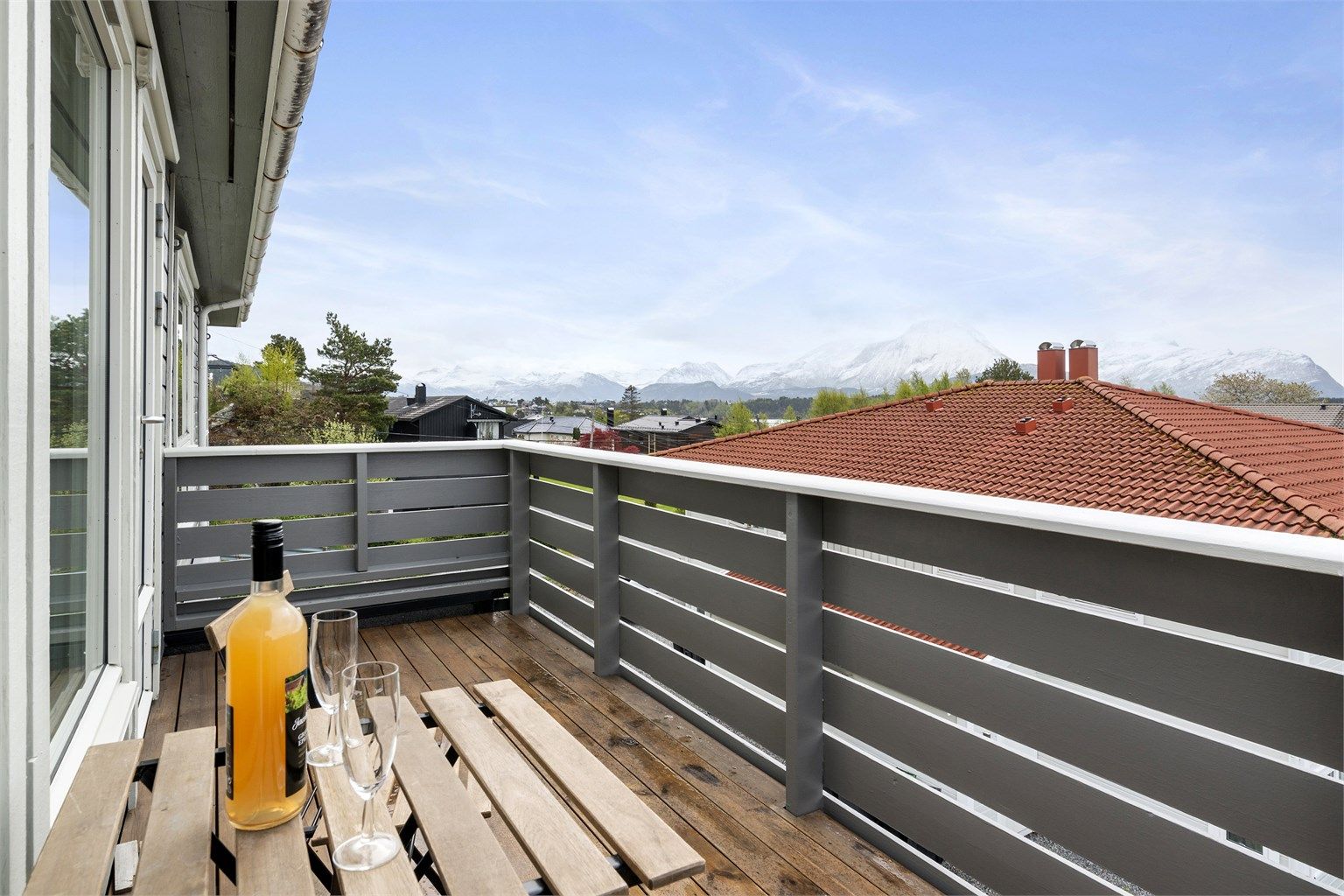 Fra stuen er det direkte utgang til denne sydvendte verandaen på ca 7m²