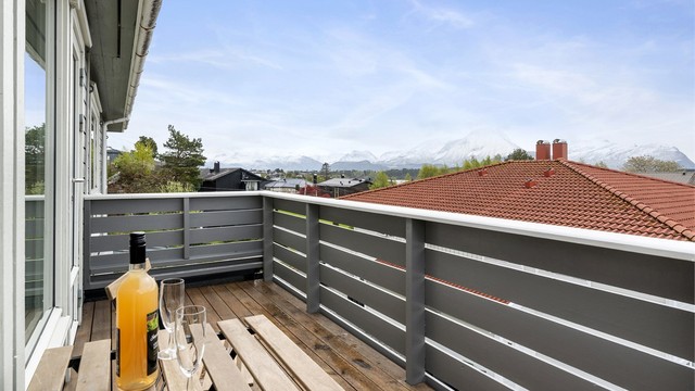 Fra stuen er det direkte utgang til denne sydvendte verandaen på ca 7m²