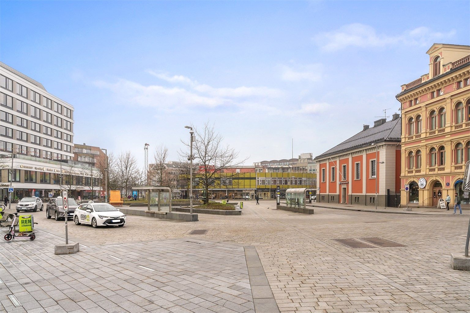 Strømsø Torg med jernbanehallen er restaurert, og fremstår som et hyggelig gåtorg med flere serveringssteder.