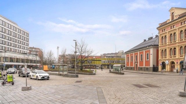 Strømsø Torg med jernbanehallen er restaurert, og fremstår som et hyggelig gåtorg med flere serveringssteder.