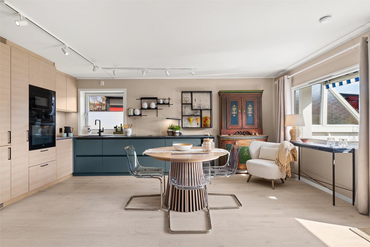 Innredningen har glatte fronter og praktisk benkeplate av laminat. 