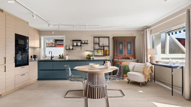 Innredningen har glatte fronter og praktisk benkeplate av laminat.