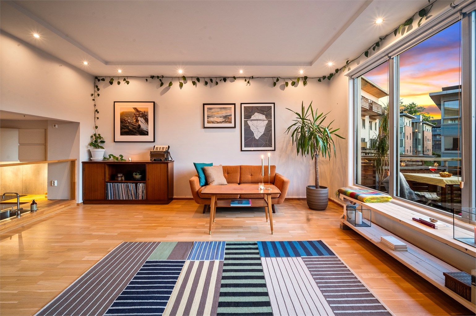 "Split-level" - planløsning med tre nivåer gir leiligheten et særpreg og slipper gjennom lys på tvers av etasjene. Sammen med eget inngangsparti og forhage gir dette rekkehusfølelsen midt i Oslo.