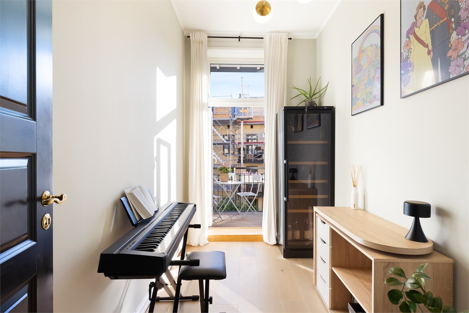 Leiligheten har tre gode soverom. Fra dette soverommet er det utgang til leilighetens balkong.