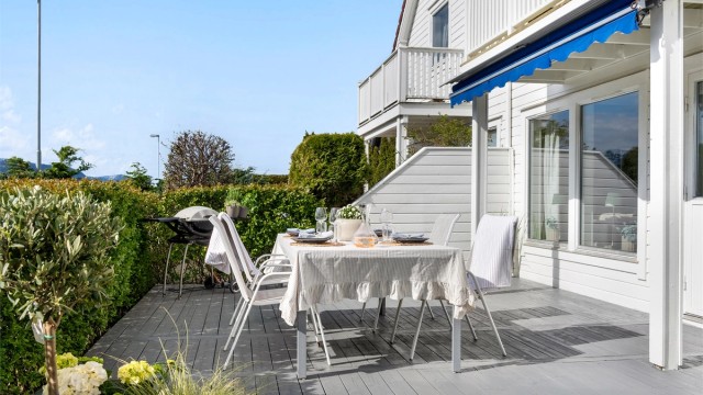 Her er det god plass til både spisebord og grill, skjermet av hekk og levegg mot nabo