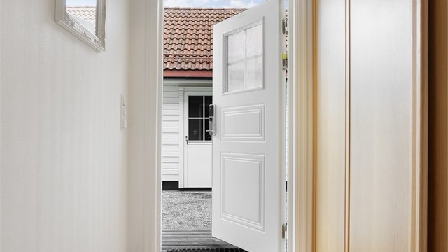 Man kommer inn i boligens sokkeletasje.