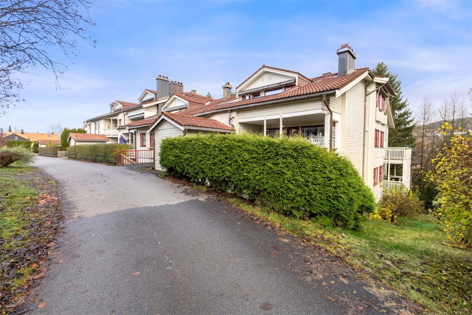 Her bor dere i flotte omgivelser med kort avstand til nydelige turområder, lekeplasser, barnehager, skoler, buss og et rikt utvalg butikker på Bærums Verk handelssenter