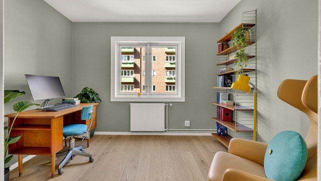 Det andre soverommet egner seg godt som et gjesterom, barnerom eller kontor og har i liket med hovedsoverommet store vindusflater som slipper inn godt med lys.