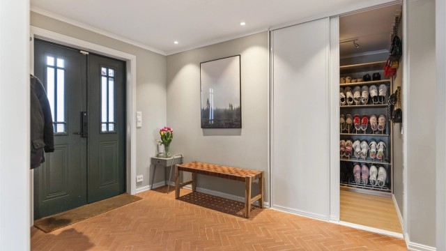 En stor skyvedørsgarderobe i entreen gir rikelig med plass til oppbevaring av yttertøy og sko.