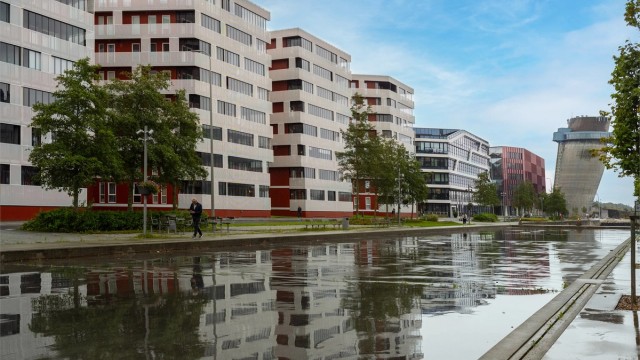 Blokken ligger i et attraktivt område med umiddelbar nærhet til Stadionparken kjøpesenter, matbutikk, apotek og treningssenter. God offentlig kommunikasjon med både togstasjon og bussveien.