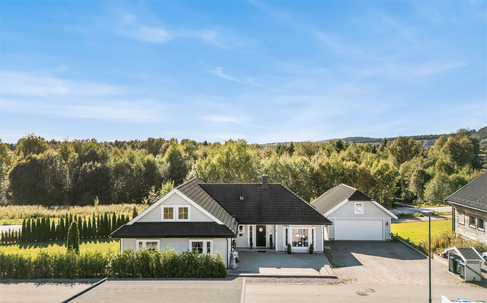 Eiendomsmegler Krogsveen v. Austeja Flenderyte har gleden av å ønske velkommen til Harestien 2! Foto: Ann-Helén Nannestad.