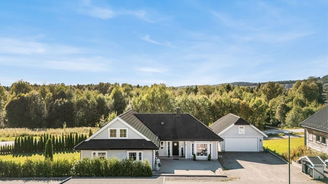 Eiendomsmegler Krogsveen v. Austeja Flenderyte har gleden av å ønske velkommen til Harestien 2! Foto: Ann-Helén Nannestad.
