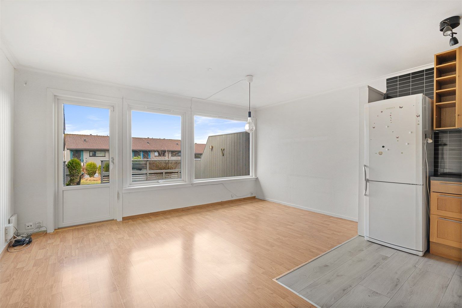 Fra stuen er det direkte utgang til en romslig treterrasse på ca. 16 m².