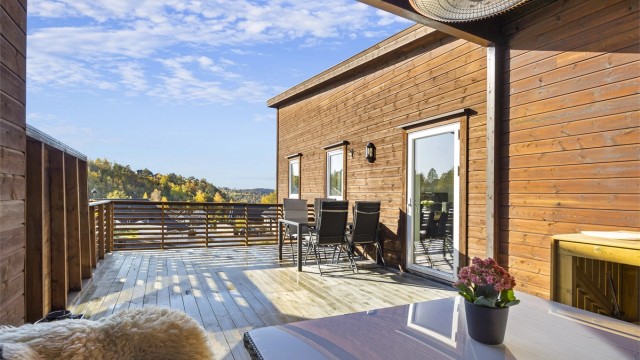 Terrassen er delvis overbygd og har gode solforhold.