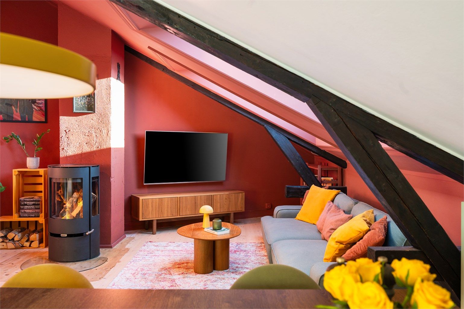 Delikat stue malt i stilige farger med god plass til sittegruppe og tilhørende møbler. 