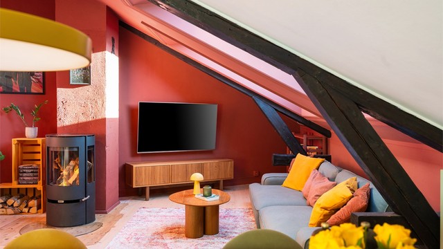 Delikat stue malt i stilige farger med god plass til sittegruppe og tilhørende møbler.