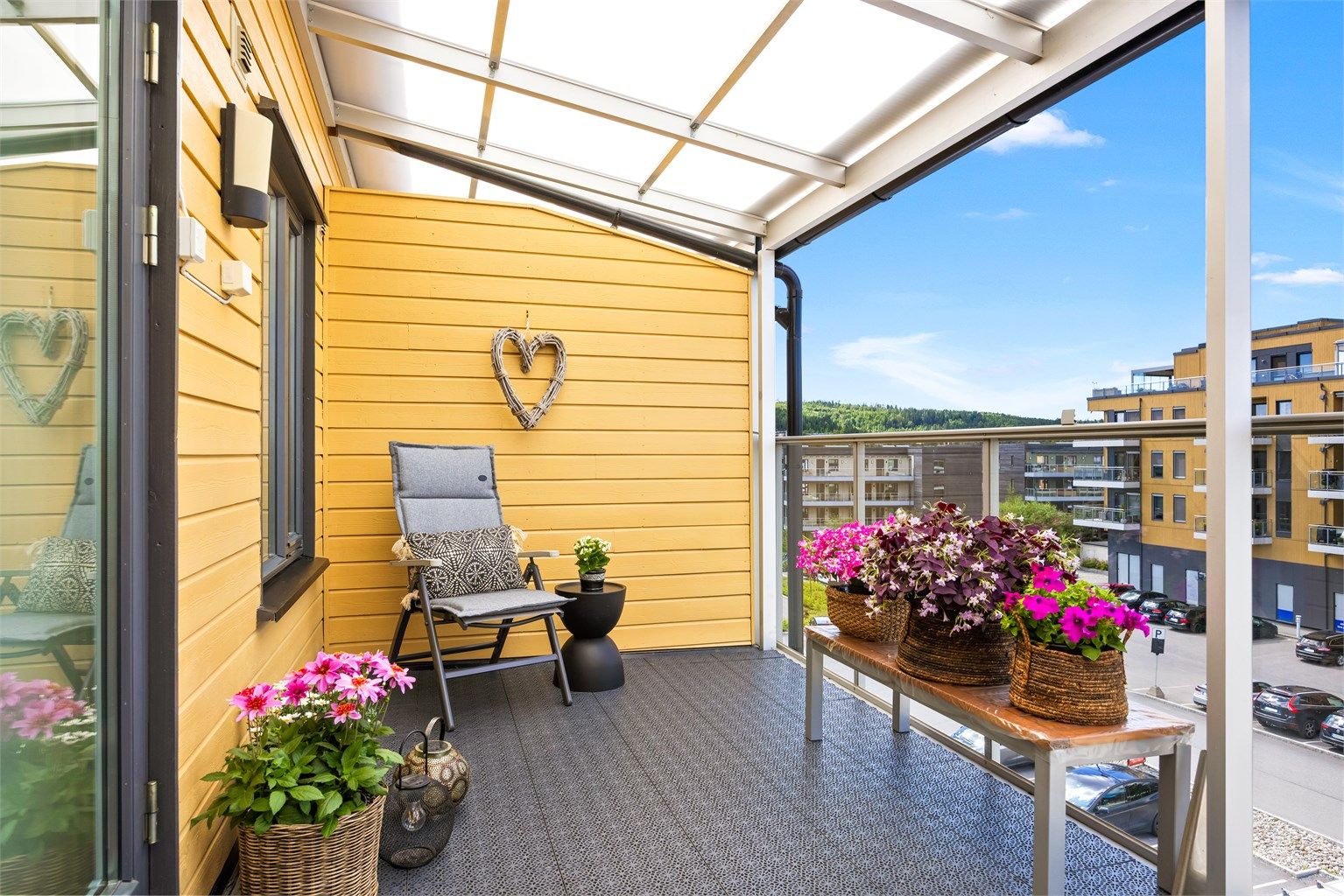Det er montert utelys og stikkontakt på balkongen.