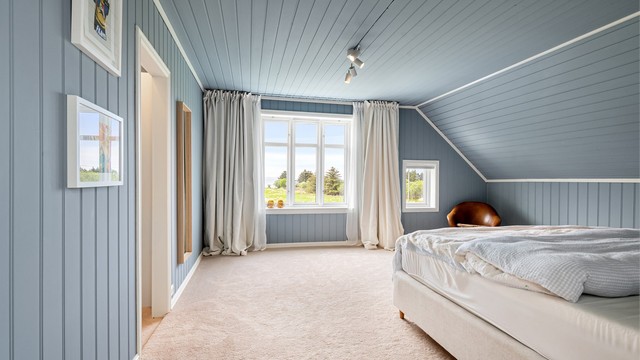 Rommet er romslig og har plass til både seng og en egen sittegruppe.