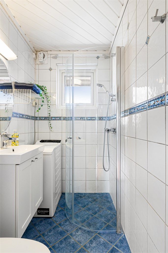 Toppmatet vaskemaskin medfølger (under 1 år gammel). Baderommet er av eldre dato. Nye dusjvegger i 2026