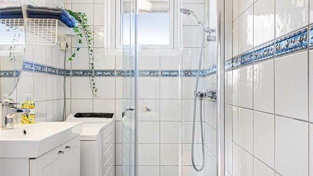 Toppmatet vaskemaskin medfølger (under 1 år gammel). Baderommet er av eldre dato. Nye dusjvegger i 2026