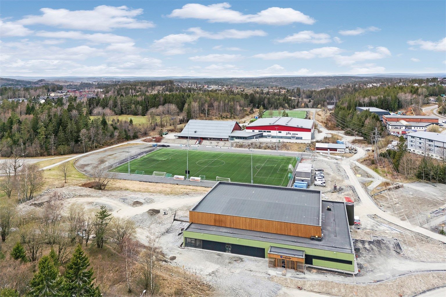 Idrettsanlegget ligger ca. 15 minutters gange fra leiligheten. Her finner du både fotballbaner, idrettshaller, og svømmehall.