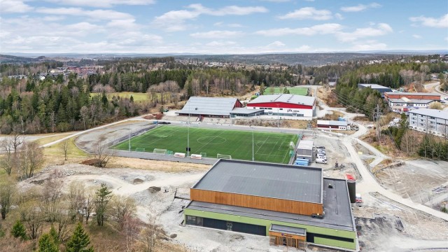 Idrettsanlegget ligger ca. 15 minutters gange fra leiligheten. Her finner du både fotballbaner, idrettshaller, og svømmehall.