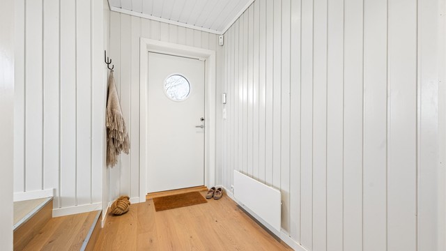 Inngangspartiet i tilbygget fra 2021. Ytterdøren har trelags glass fra 2020.