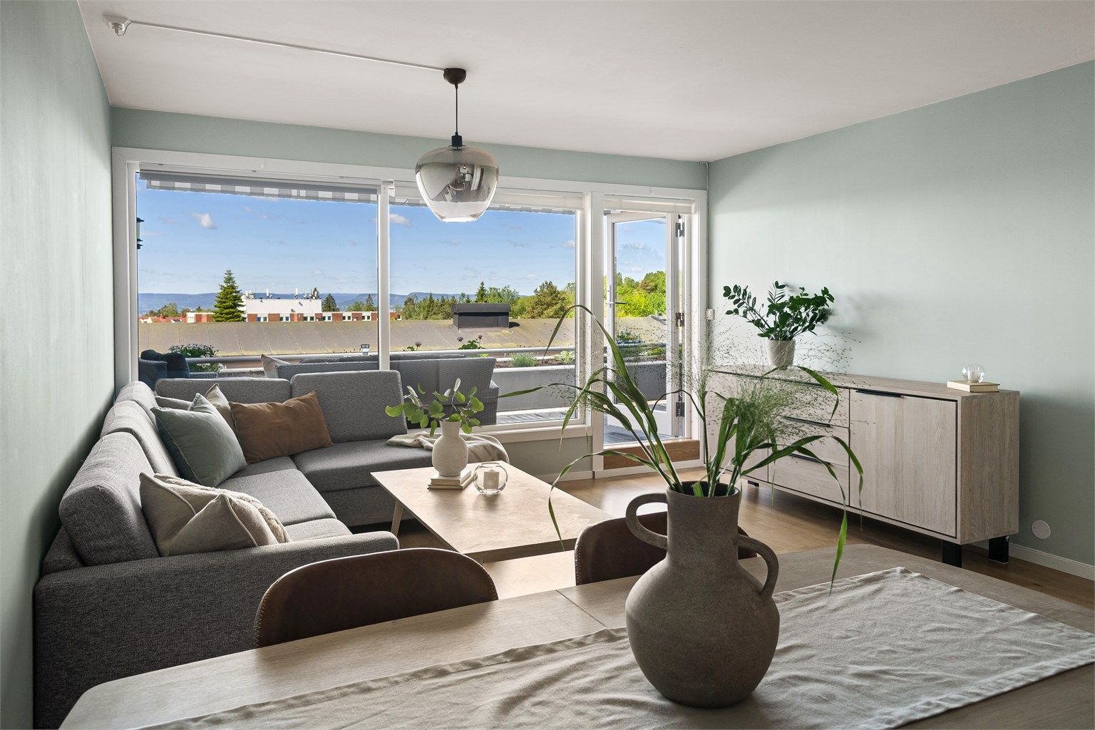 Stuen med store vindusflater som gir mye naturlig lysinnslipp. 