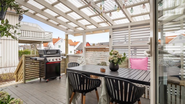 En praktisk uteplass med direkte tilknytning til boligens sosiale sone i første etasje.