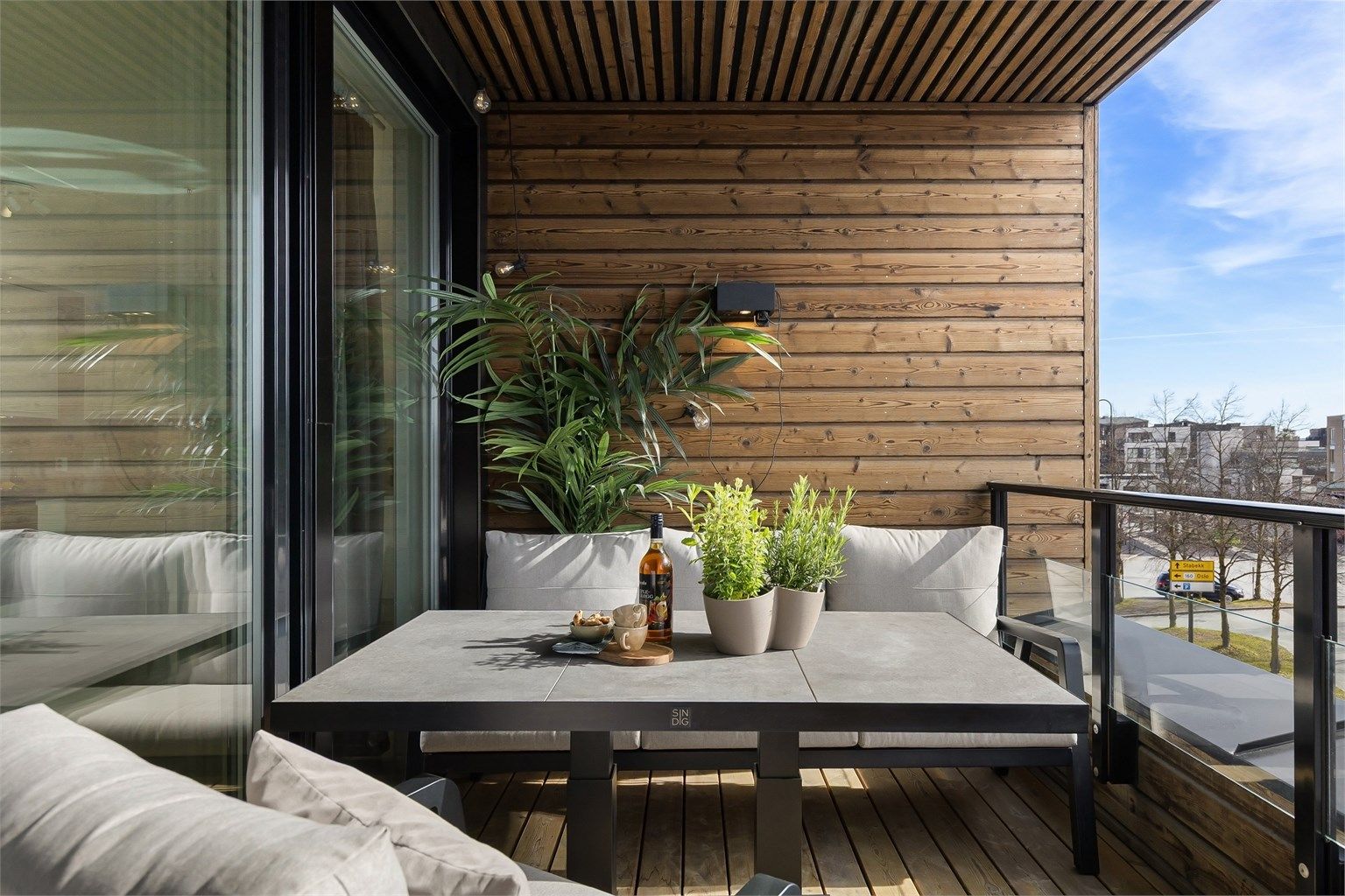 Her er det belysning på veggen, som gjør uteplassen anvendelig også på kveldstid.