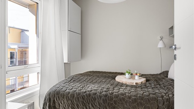 Plass til enkeltseng, kontorbord, skrivebord og kommode