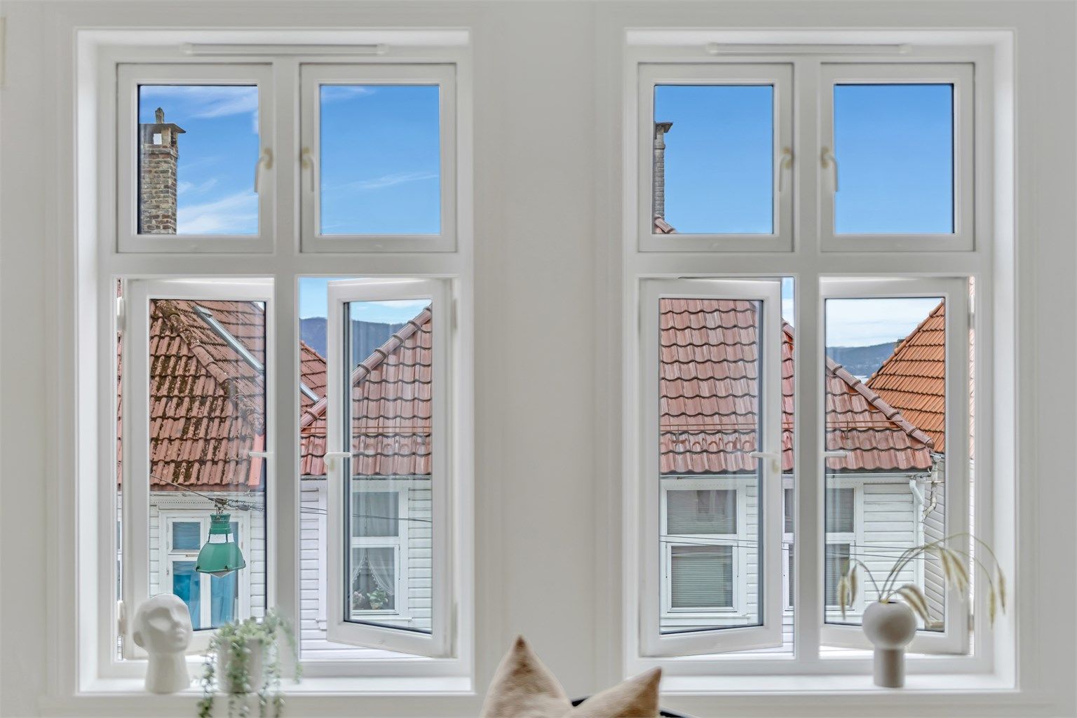 Store vindusflater gir godt med naturlig lysinnslipp og fin utsikt til sjarmerende gater og trehusbebyggelse i nabolaget. 