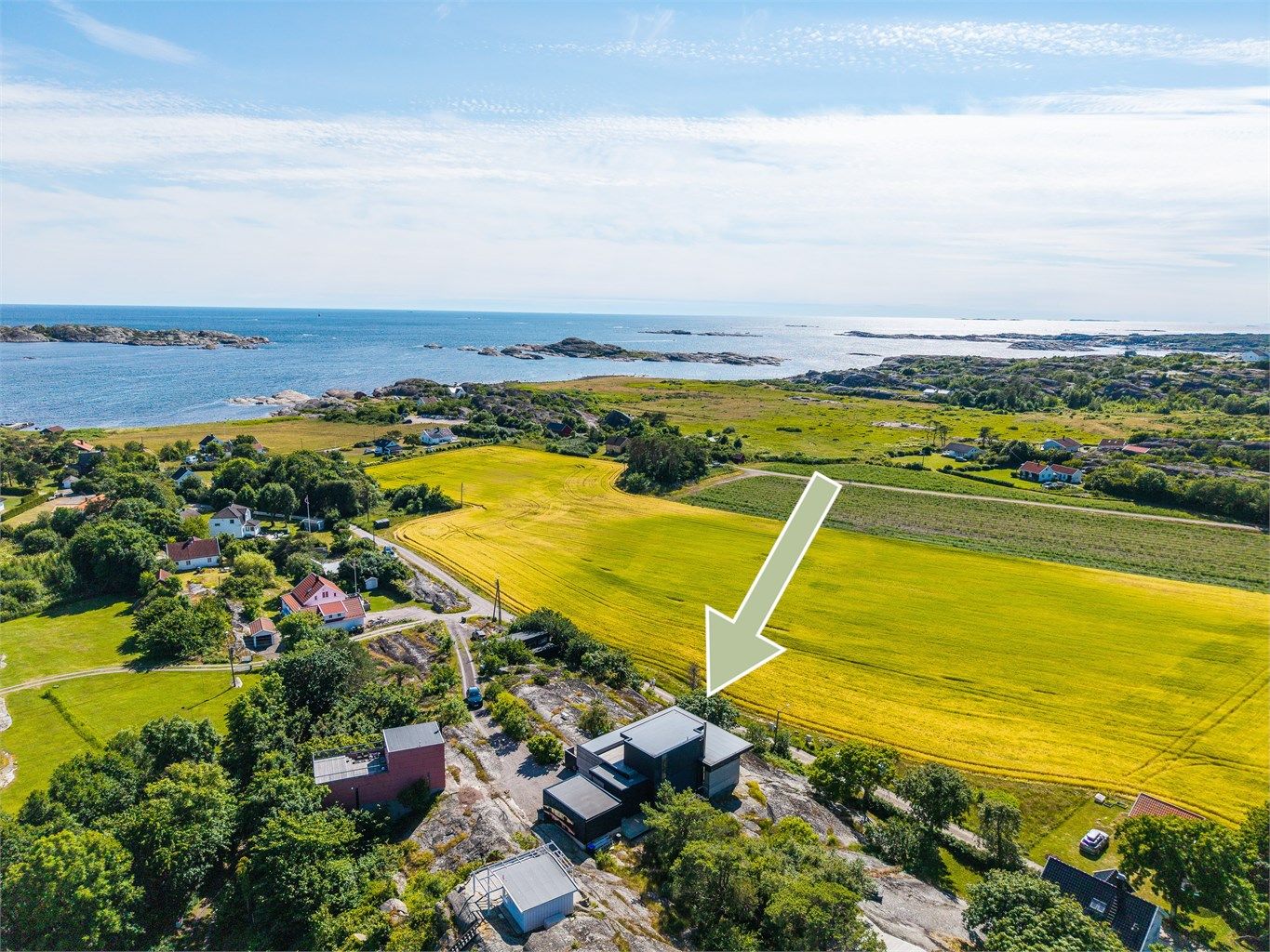  Enebolig med et rått og særegent uttrykk, plassert på en 8,8 mål stor naturtomt på Hvasser.