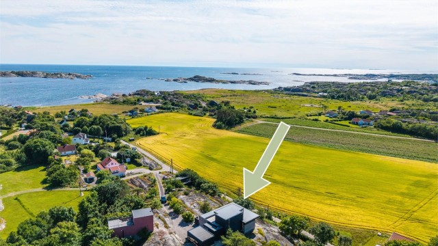 Enebolig med et rått og særegent uttrykk, plassert på en 8,8 mål stor naturtomt på Hvasser.
