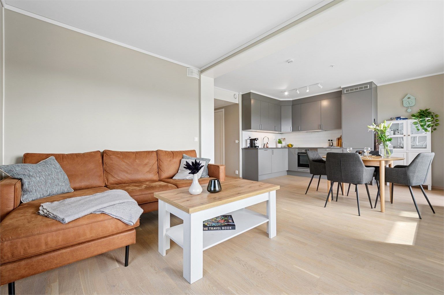 Stue og kjøkken i åpen løsning med plass til flere møbleringssoner. 