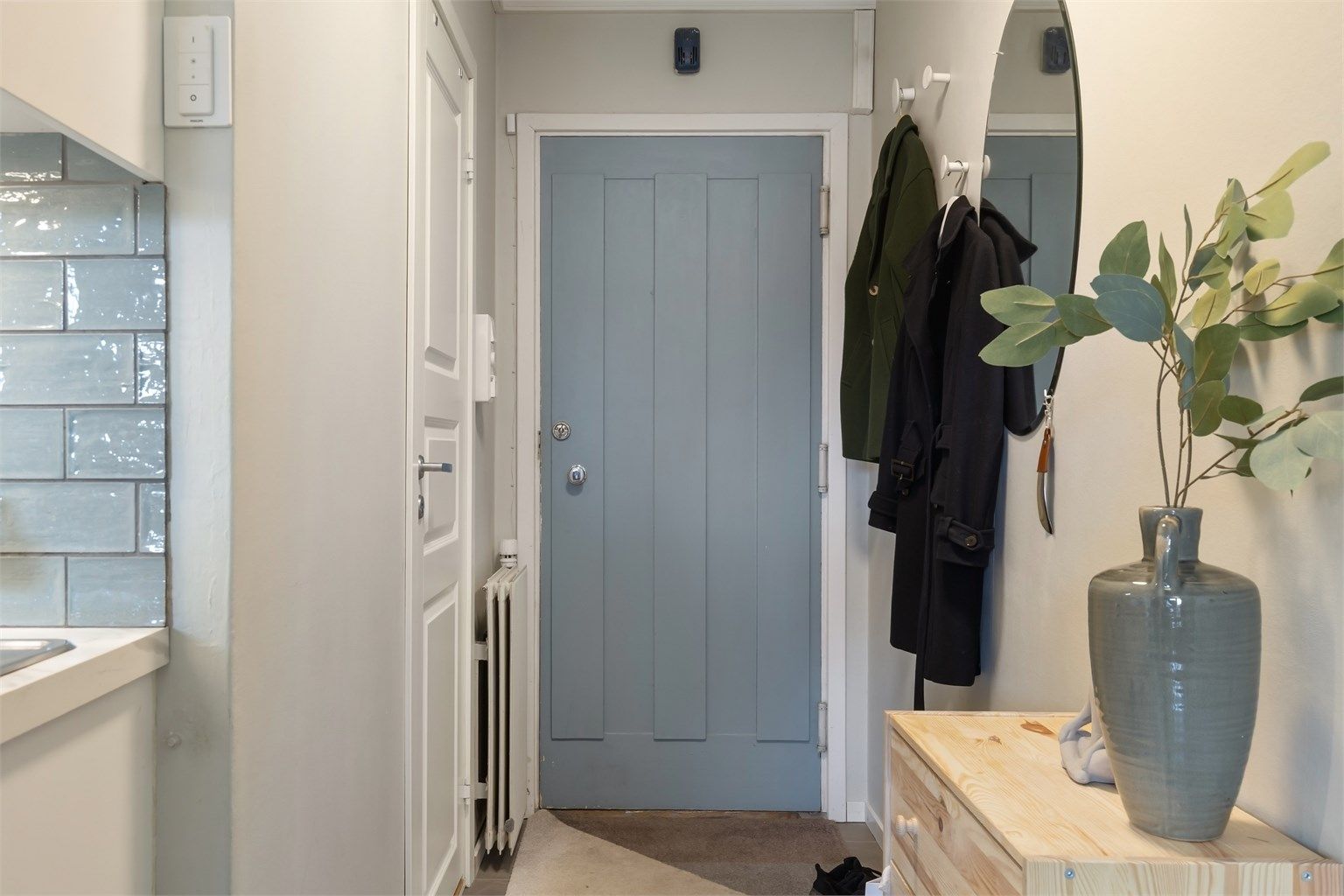 Innbydende entré med nye fliser på gulvet, lagt av faglærte i september 2023.