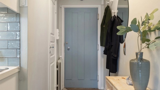 Innbydende entré med nye fliser på gulvet, lagt av faglærte i september 2023.