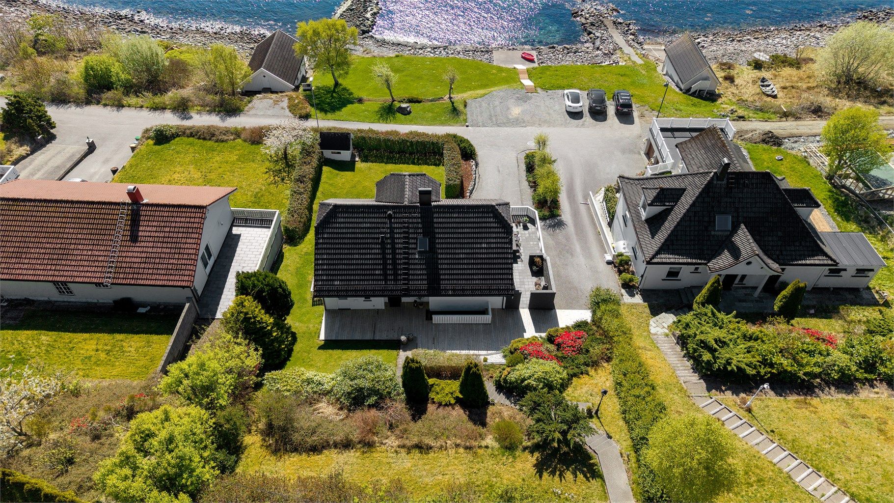 Oversikt over den store tomten og nærheten til sjøen