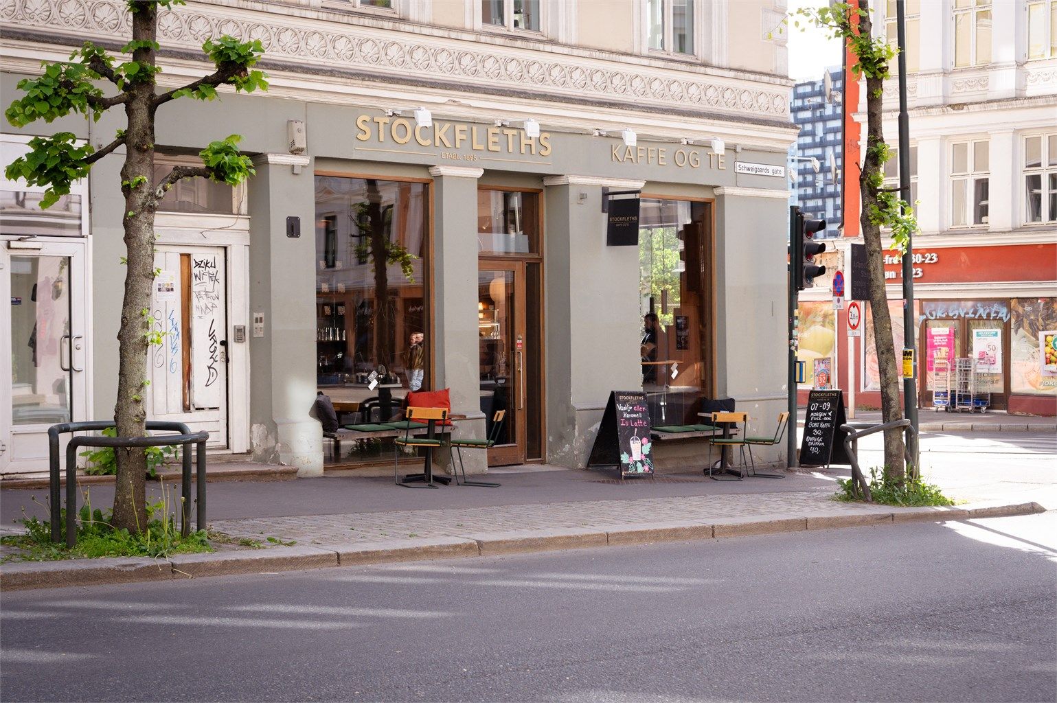 Kort vei til det man måtte ønske. ZZ Pizza og Fuglen er også hyggelige nabolagsperler.