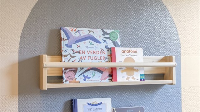 Veggmonterte hyller tilpasset barnerommet.