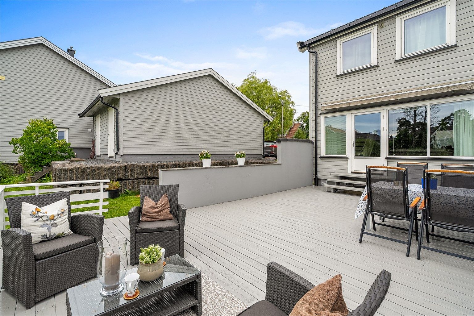 Romslig terrasse på ca. 40 kvm - Gode solforhold