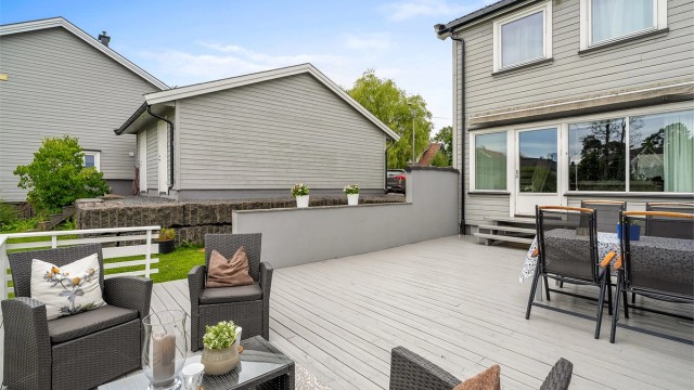 Romslig terrasse på ca. 40 kvm - Gode solforhold